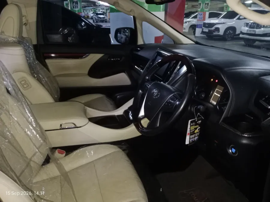 Foto Mobil Bekas Kabin Depan Toyota Alphard 2.5 G tahun 2017