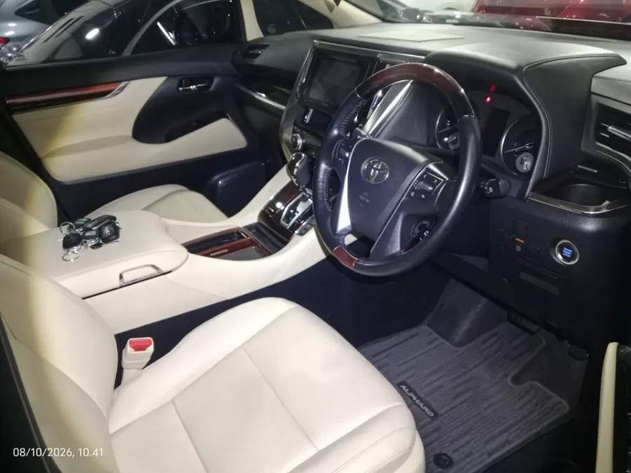 Foto Mobil Bekas Kabin Depan Toyota Alphard 2.5 G tahun 2017
