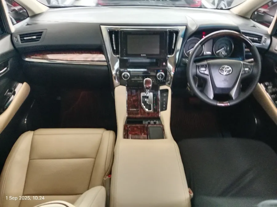 Foto Mobil Bekas Dashboard Toyota Alphard 2.5 G tahun 2018