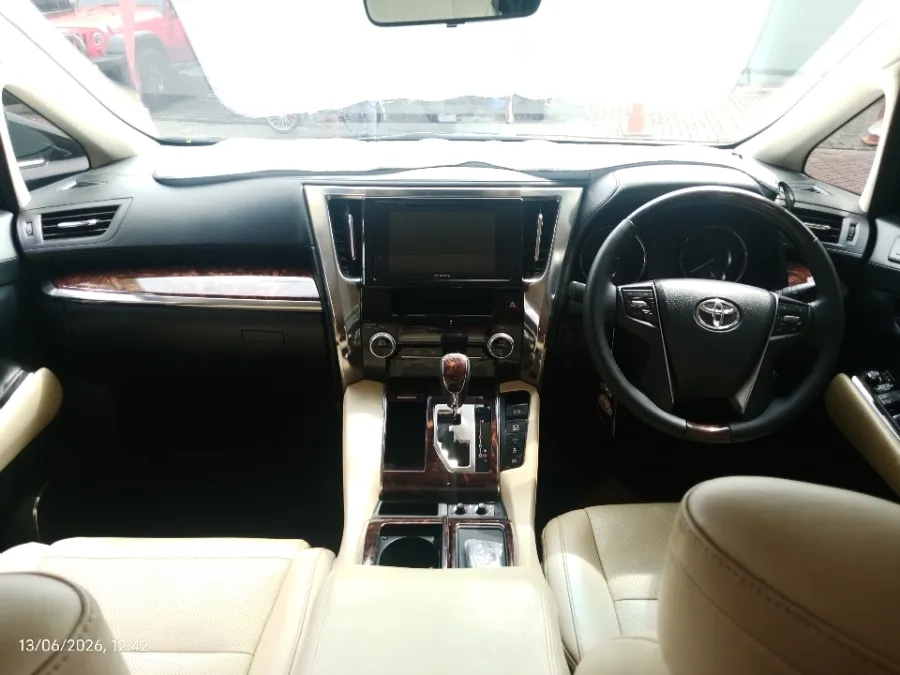 Foto Mobil Bekas Dashboard Toyota Alphard 2.5 G tahun 2018
