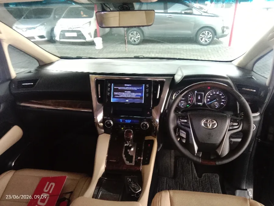 Foto Mobil Bekas Dashboard Toyota Alphard 2.5 G tahun 2018