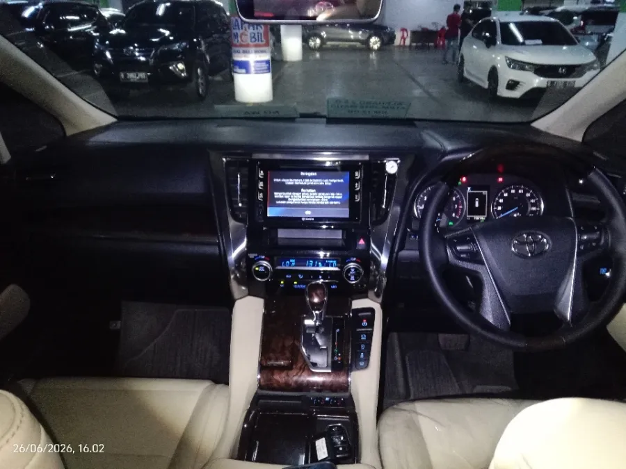 Foto Mobil Bekas Dashboard Toyota Alphard 2.5 G tahun 2018
