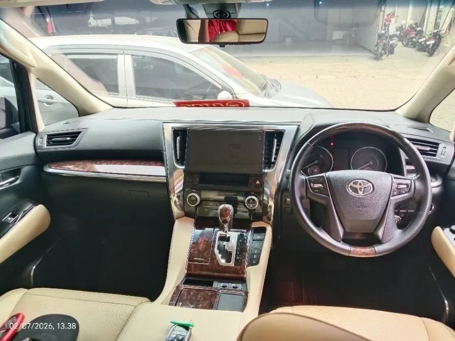 Foto Mobil Bekas Dashboard Toyota Alphard 2.5 G tahun 2018