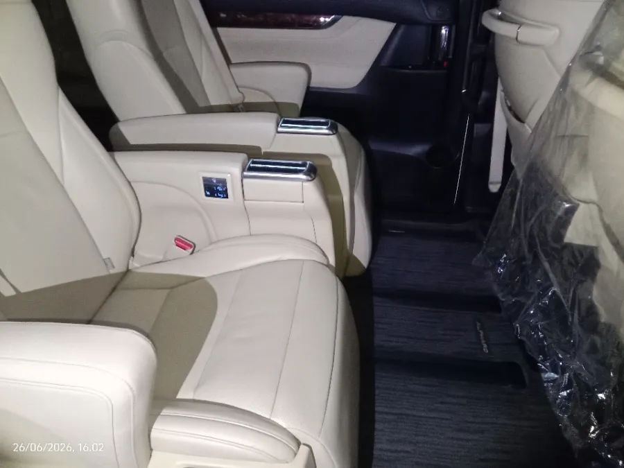 Foto Mobil Bekas Kabin Belakang Toyota Alphard 2.5 G tahun 2018