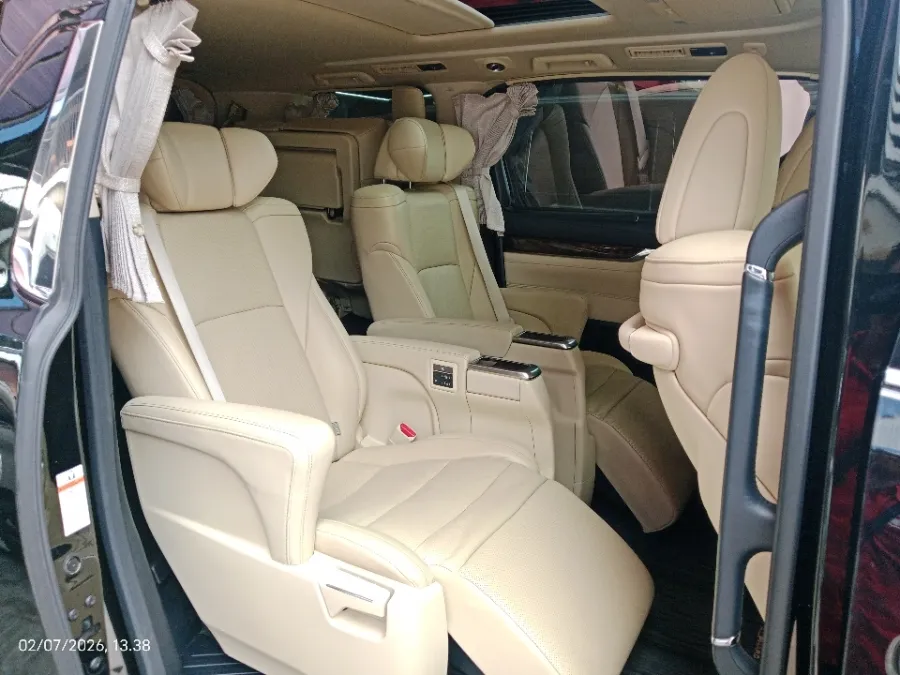 Foto Mobil Bekas Kabin Belakang Toyota Alphard 2.5 G tahun 2018