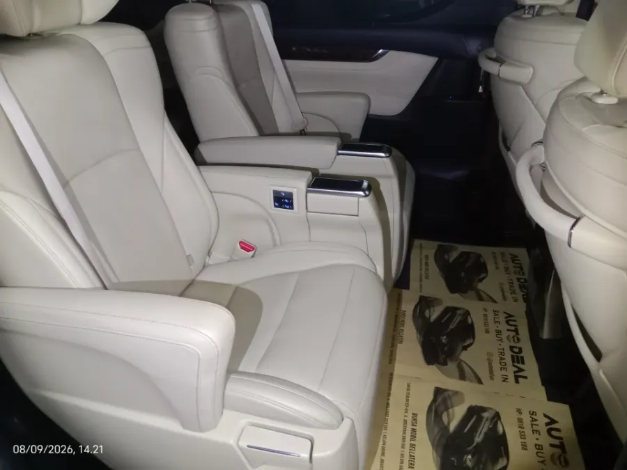 Foto Mobil Bekas Kabin Belakang Toyota Alphard 2.5 G tahun 2018