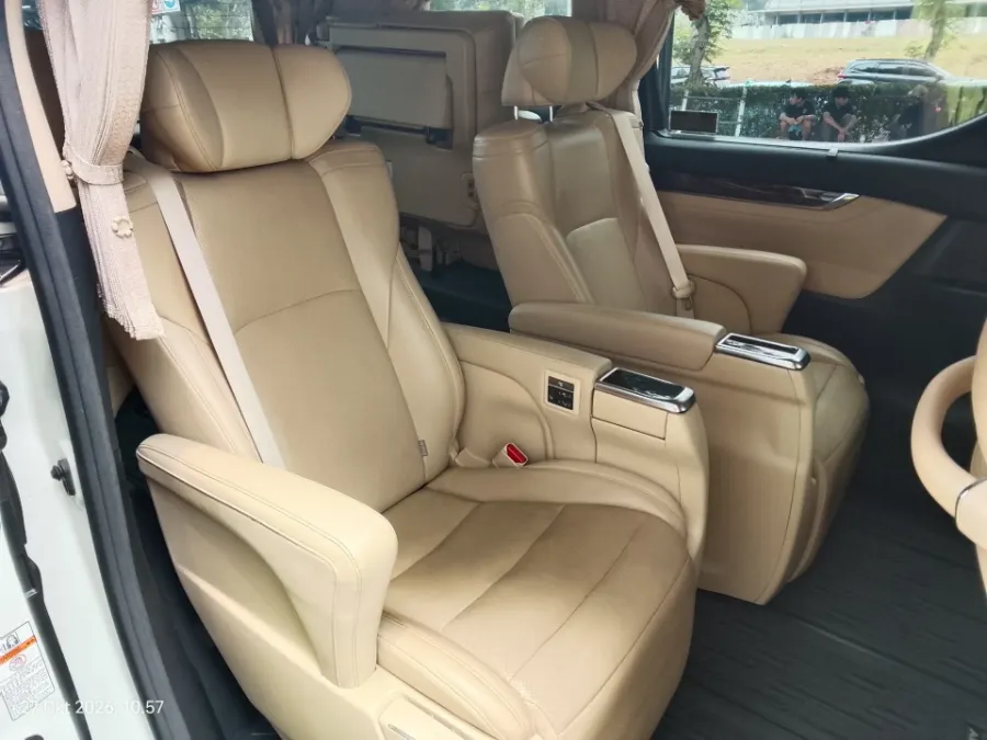 Foto Mobil Bekas Kabin Belakang Toyota Alphard 2.5 G tahun 2018
