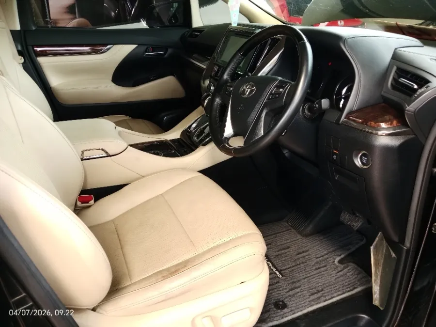 Foto Mobil Bekas Kabin Depan Toyota Alphard 2.5 G tahun 2018