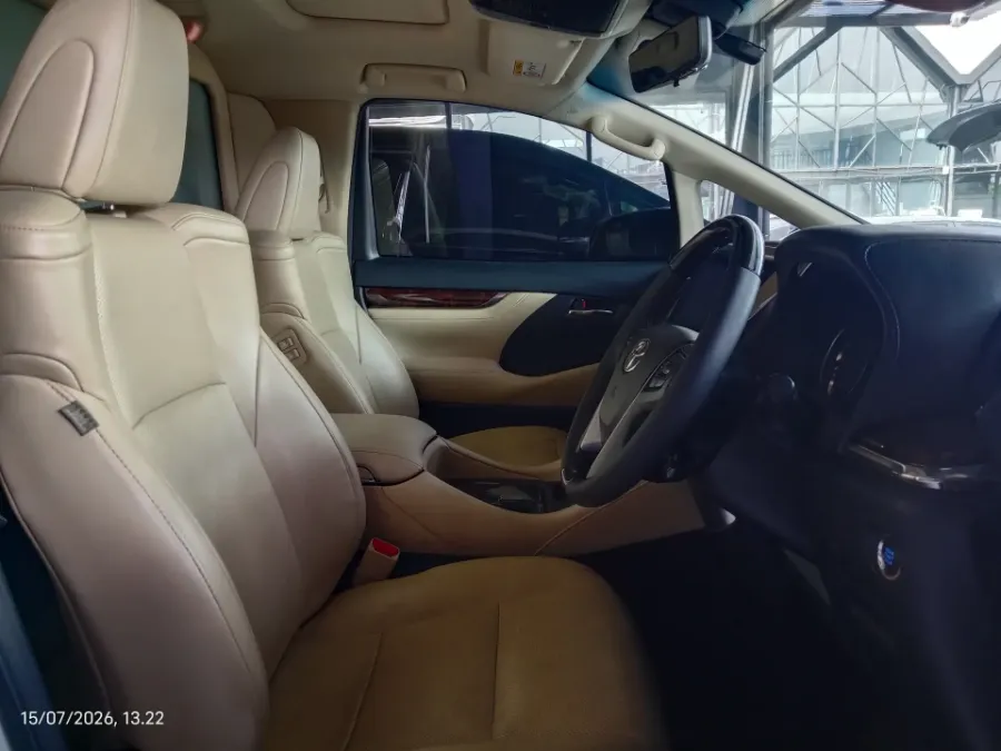 Foto Mobil Bekas Kabin Depan Toyota Alphard 2.5 G tahun 2018