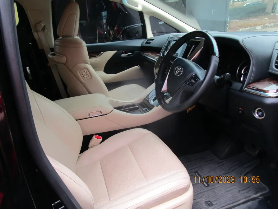 Foto Mobil Bekas Kabin Depan Toyota Alphard 2.5 G tahun 2018