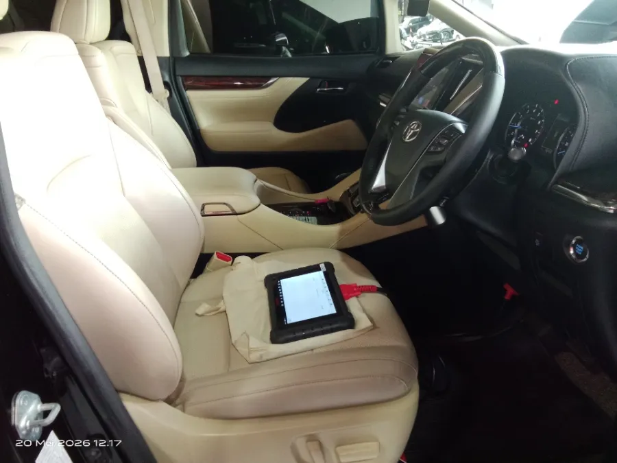 Foto Mobil Bekas Kabin Depan Toyota Alphard 2.5 G tahun 2018