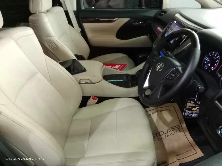 Foto Mobil Bekas Kabin Depan Toyota Alphard 2.5 G tahun 2018