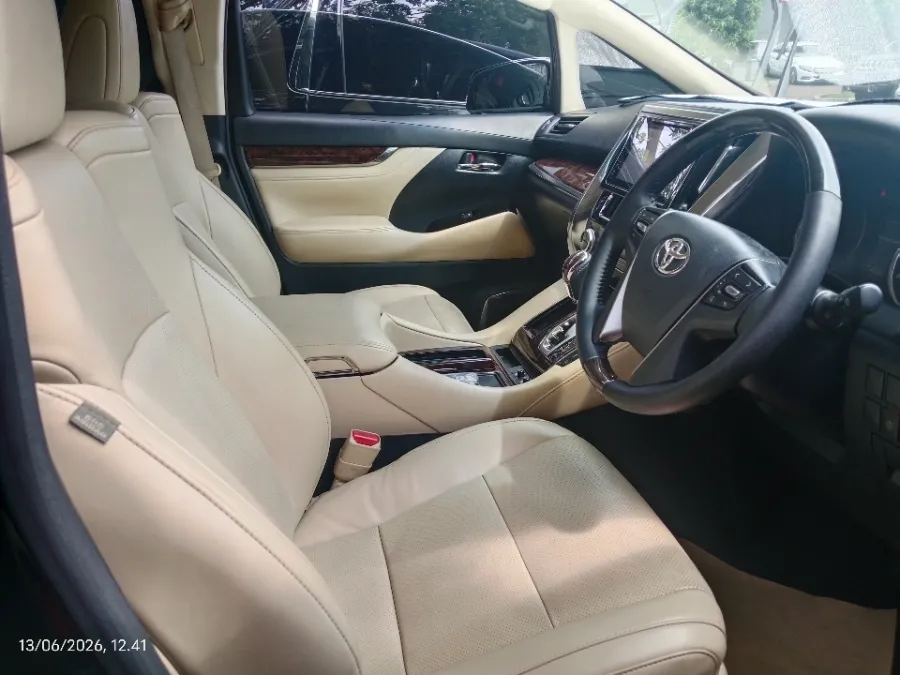 Foto Mobil Bekas Kabin Depan Toyota Alphard 2.5 G tahun 2018
