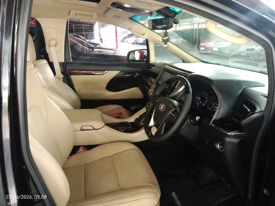 Foto Mobil Bekas Kabin Depan Toyota Alphard 2.5 G tahun 2018