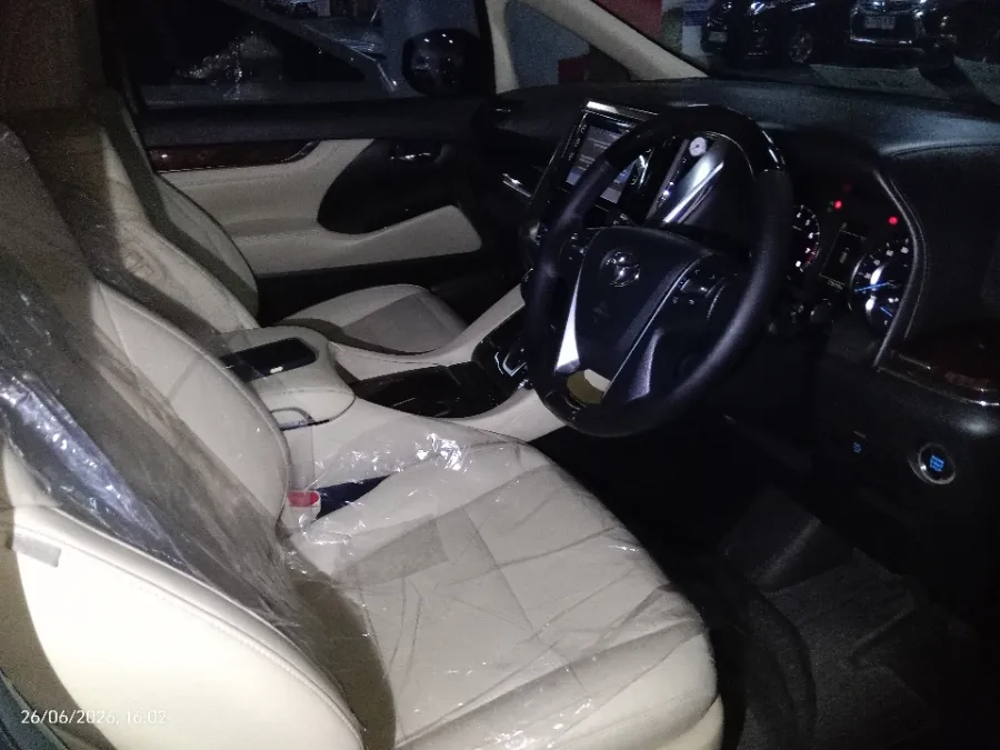 Foto Mobil Bekas Kabin Depan Toyota Alphard 2.5 G tahun 2018