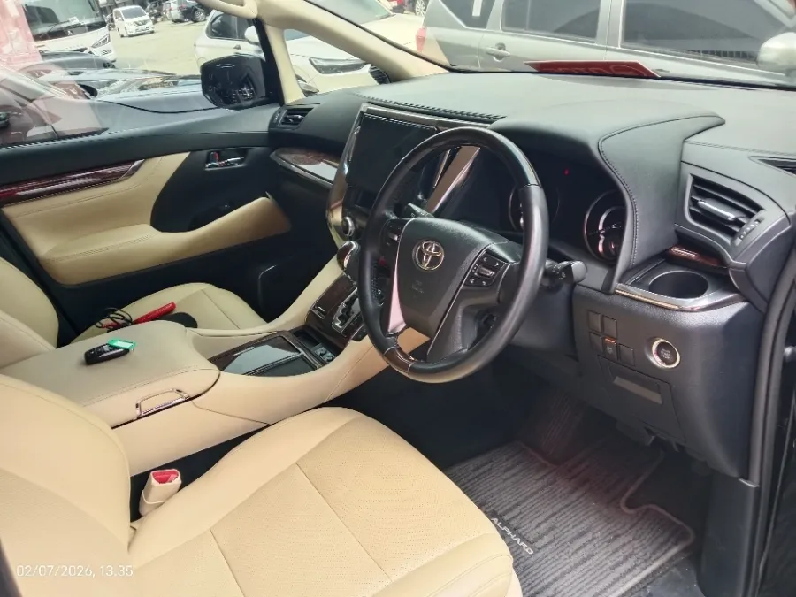 Foto Mobil Bekas Kabin Depan Toyota Alphard 2.5 G tahun 2018