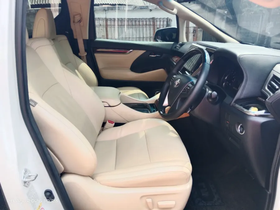Foto Mobil Bekas Kabin Depan Toyota Alphard 2.5 G tahun 2018