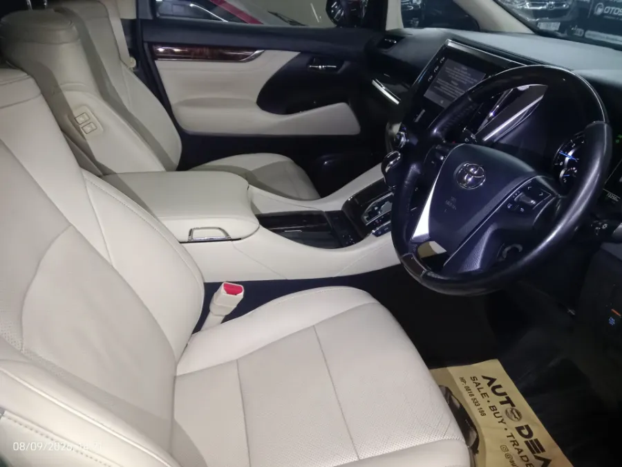 Foto Mobil Bekas Kabin Depan Toyota Alphard 2.5 G tahun 2018