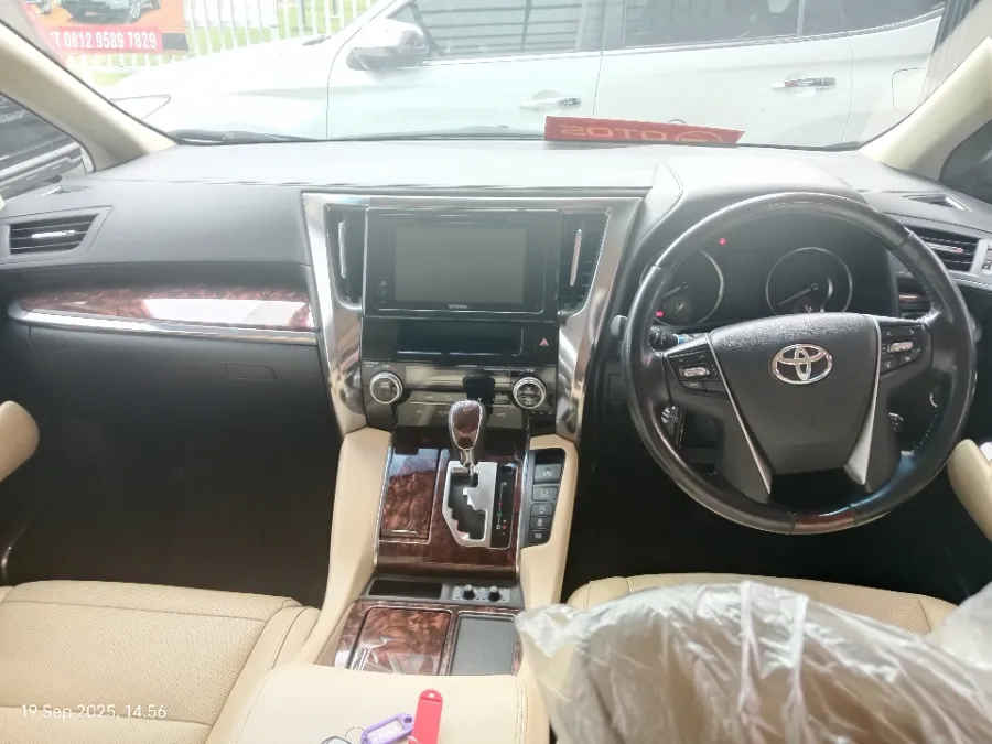 Foto Mobil Bekas Dashboard Toyota Alphard 2.5 G tahun 2019