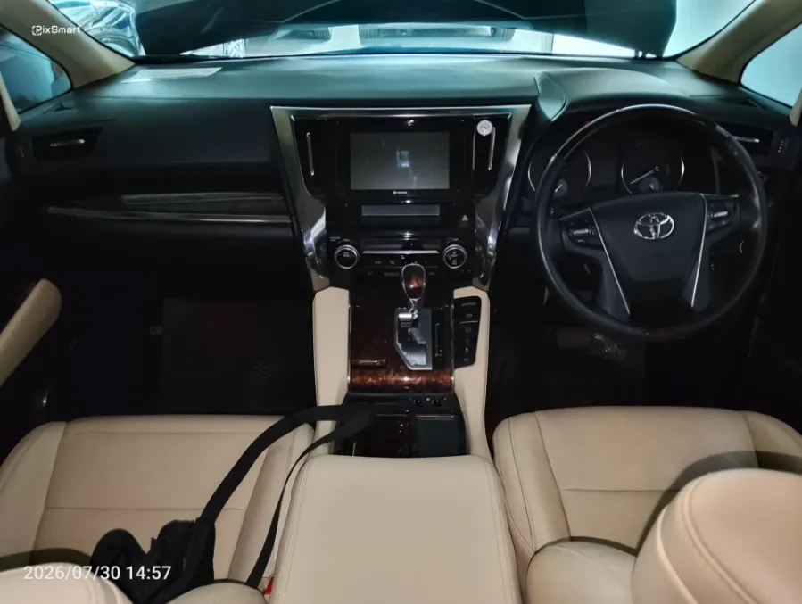 Foto Mobil Bekas Dashboard Toyota Alphard 2.5 G tahun 2019