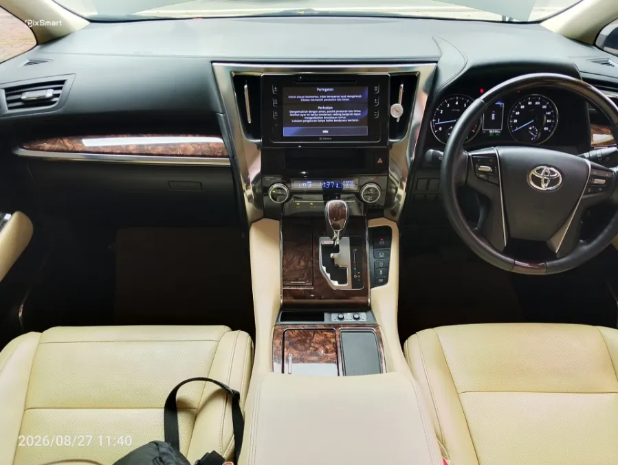 Foto Mobil Bekas Dashboard Toyota Alphard 2.5 G tahun 2019