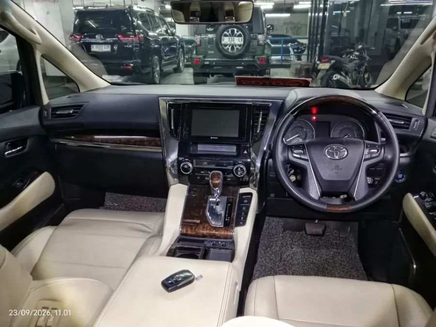 Foto Mobil Bekas Dashboard Toyota Alphard 2.5 G tahun 2019