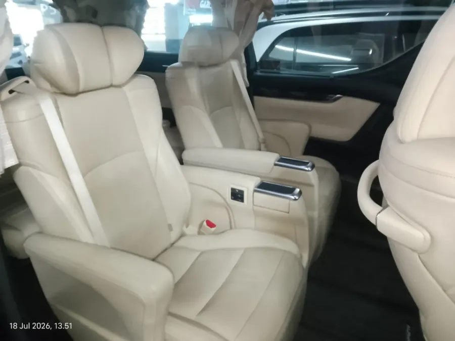 Foto Mobil Bekas Kabin Belakang Toyota Alphard 2.5 G tahun 2019