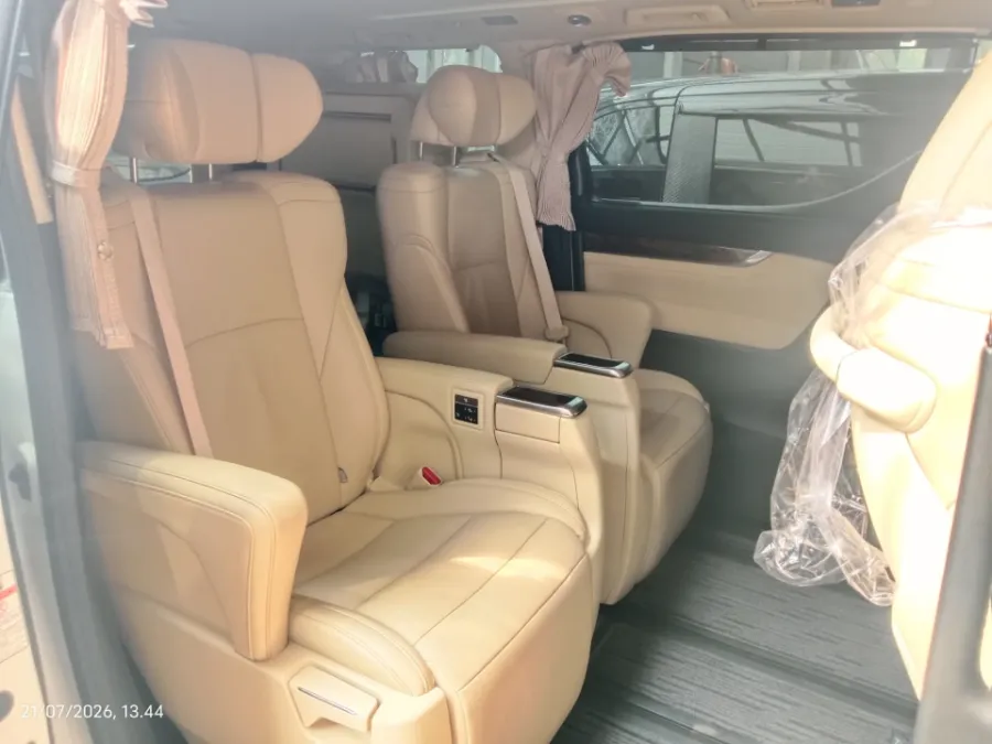 Foto Mobil Bekas Kabin Belakang Toyota Alphard 2.5 G tahun 2019