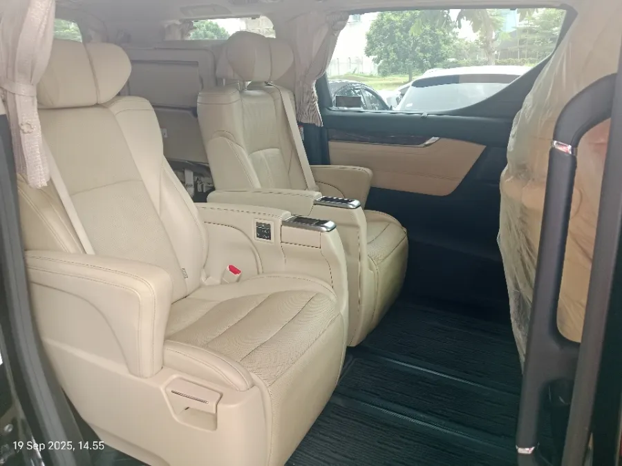 Foto Mobil Bekas Kabin Belakang Toyota Alphard 2.5 G tahun 2019