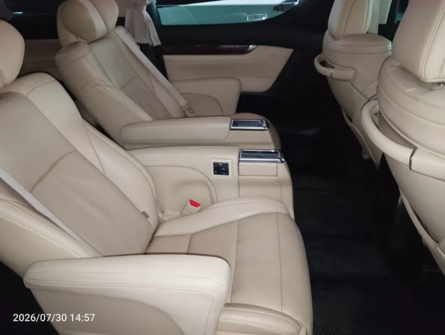 Foto Mobil Bekas Kabin Belakang Toyota Alphard 2.5 G tahun 2019