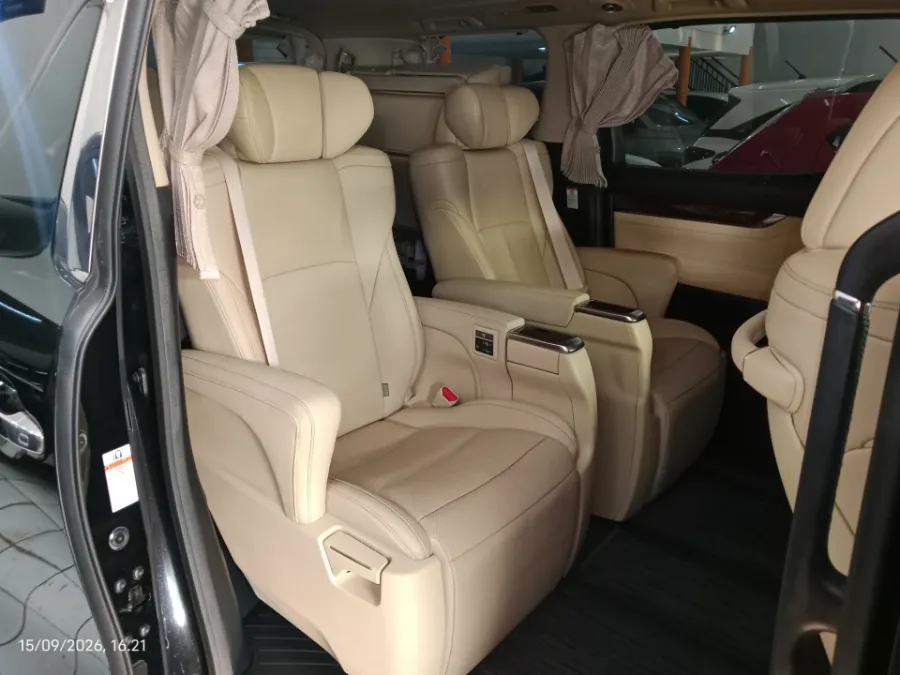 Foto Mobil Bekas Kabin Belakang Toyota Alphard 2.5 G tahun 2019