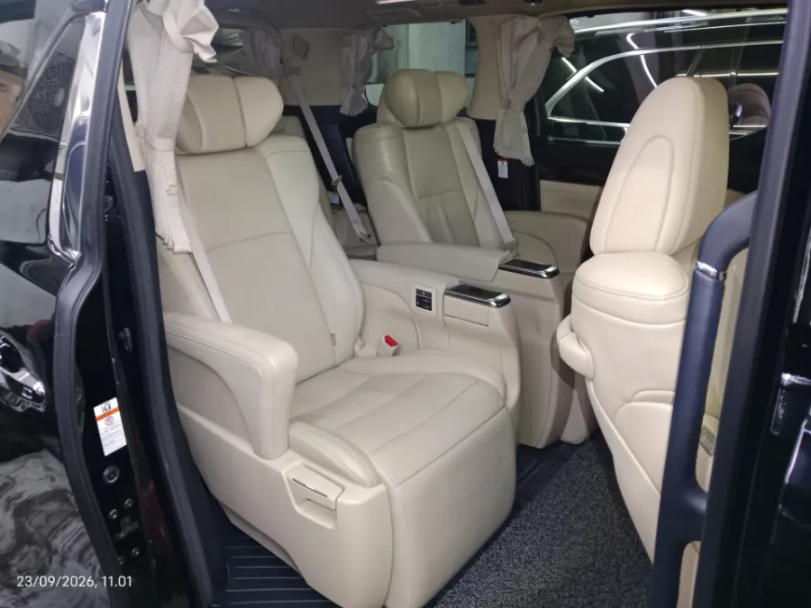 Foto Mobil Bekas Kabin Belakang Toyota Alphard 2.5 G tahun 2019