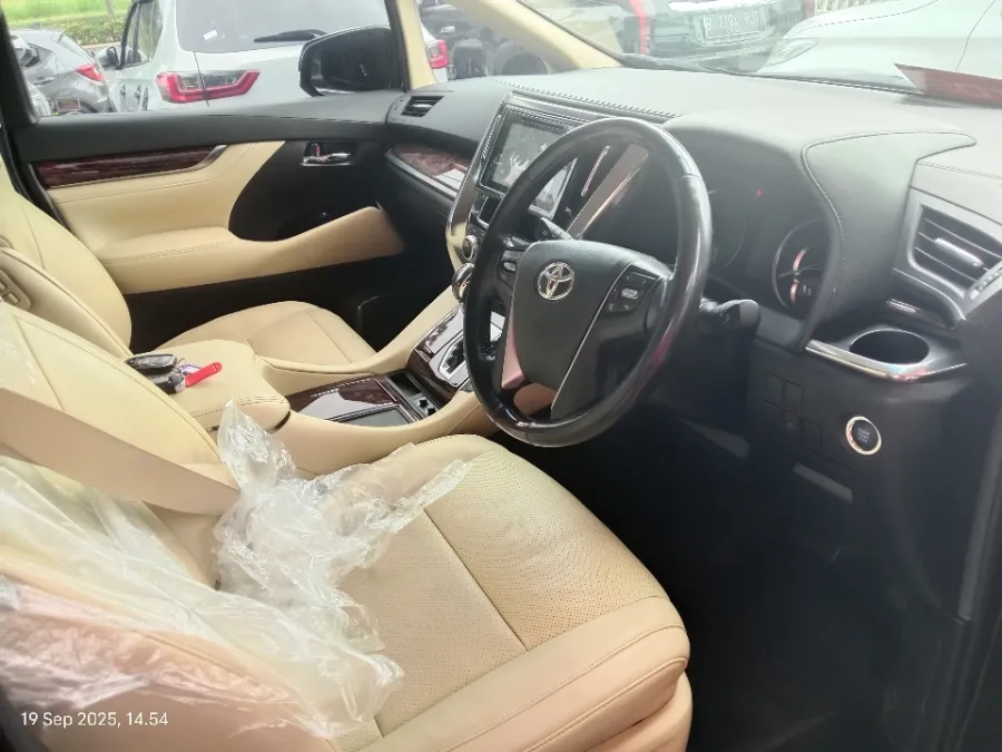 Foto Mobil Bekas Kabin Depan Toyota Alphard 2.5 G tahun 2019