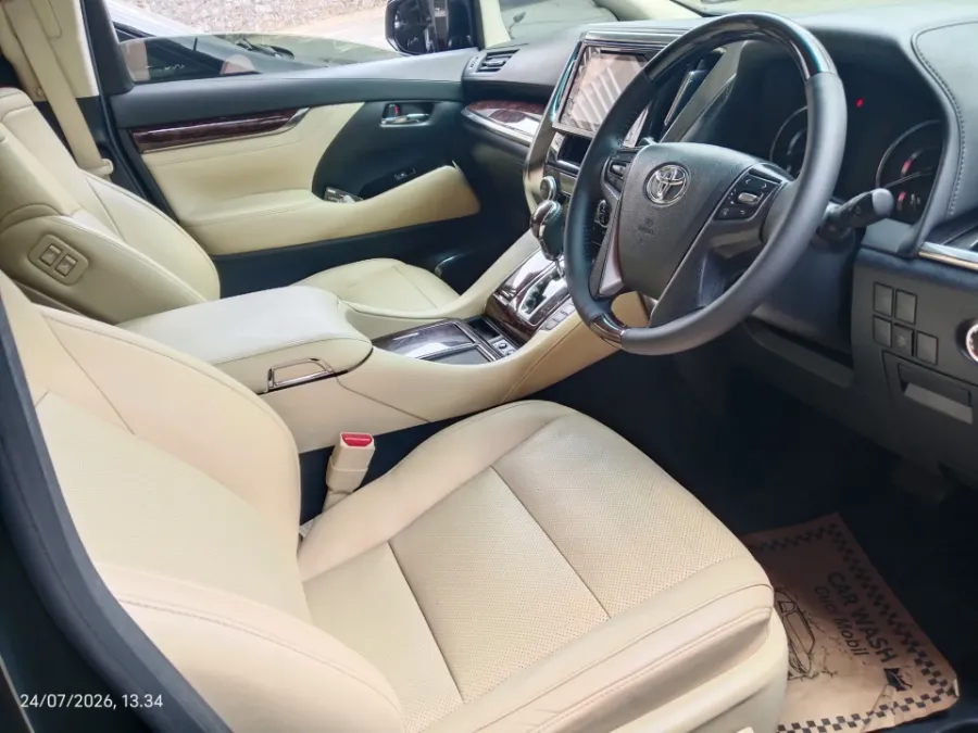 Foto Mobil Bekas Kabin Depan Toyota Alphard 2.5 G tahun 2019