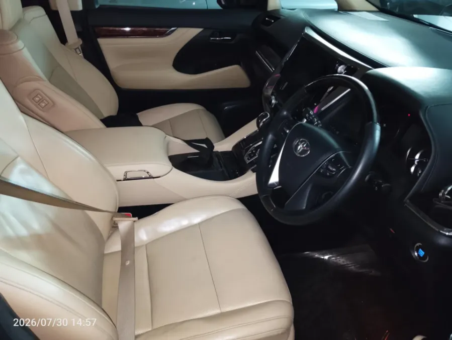 Foto Mobil Bekas Kabin Depan Toyota Alphard 2.5 G tahun 2019