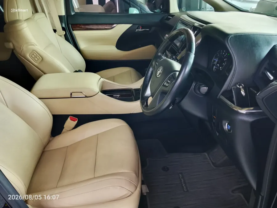Foto Mobil Bekas Kabin Depan Toyota Alphard 2.5 G tahun 2019