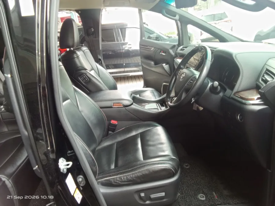 Foto Mobil Bekas Kabin Depan Toyota Alphard 2.5 G tahun 2019