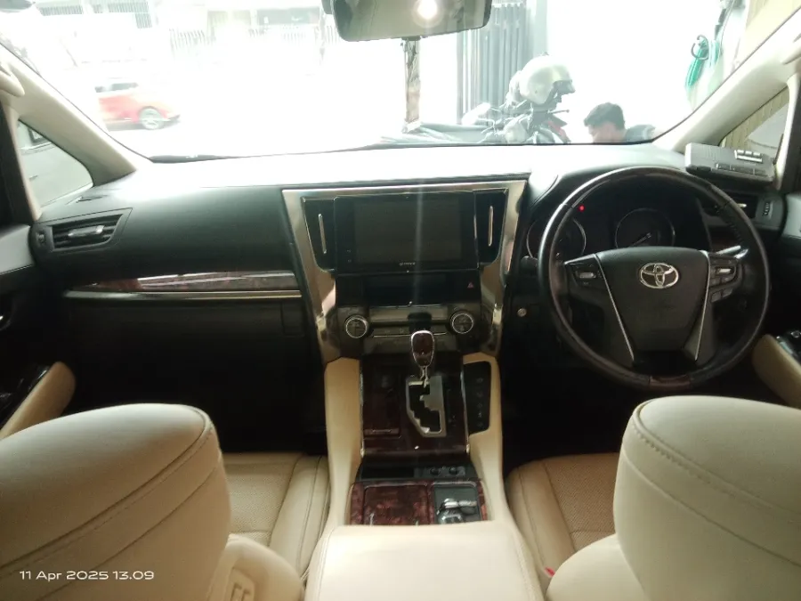 Foto Mobil Bekas Dashboard Toyota Alphard 2.5 G tahun 2020