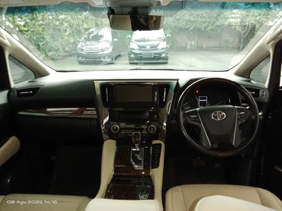 Foto Mobil Bekas Dashboard Toyota Alphard 2.5 G tahun 2020