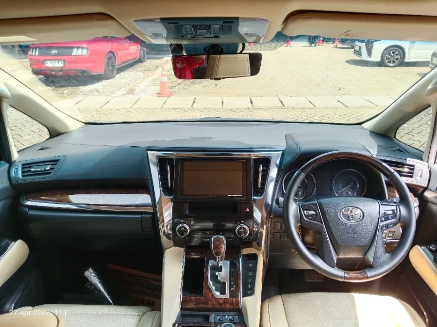 Foto Mobil Bekas Dashboard Toyota Alphard 2.5 G tahun 2020