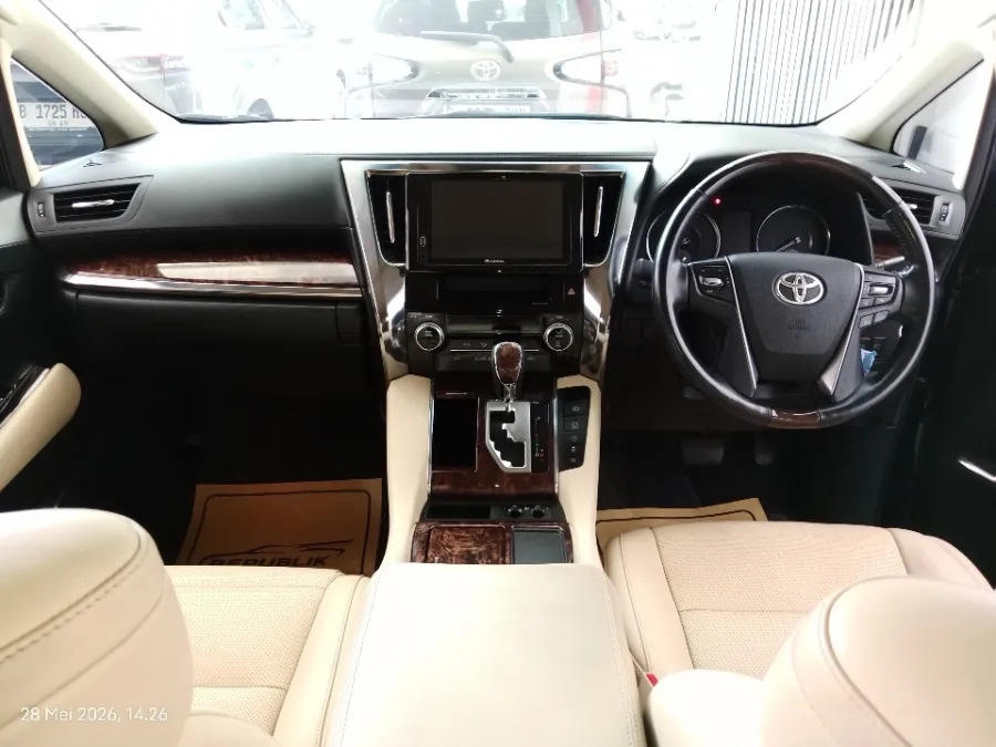 Foto Mobil Bekas Dashboard Toyota Alphard 2.5 G tahun 2020