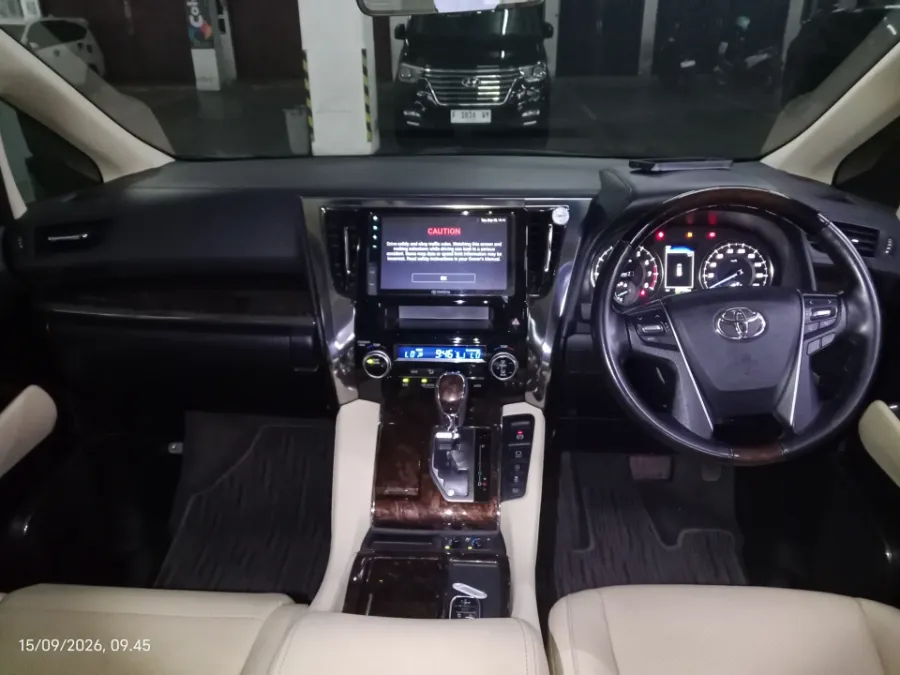 Foto Mobil Bekas Dashboard Toyota Alphard 2.5 G tahun 2020