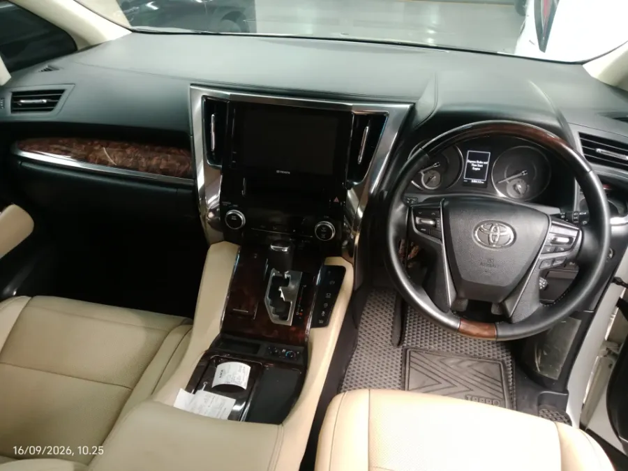 Foto Mobil Bekas Dashboard Toyota Alphard 2.5 G tahun 2020