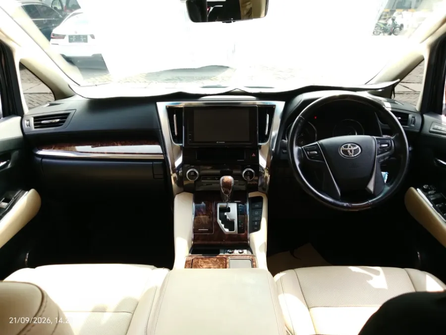 Foto Mobil Bekas Dashboard Toyota Alphard 2.5 G tahun 2020