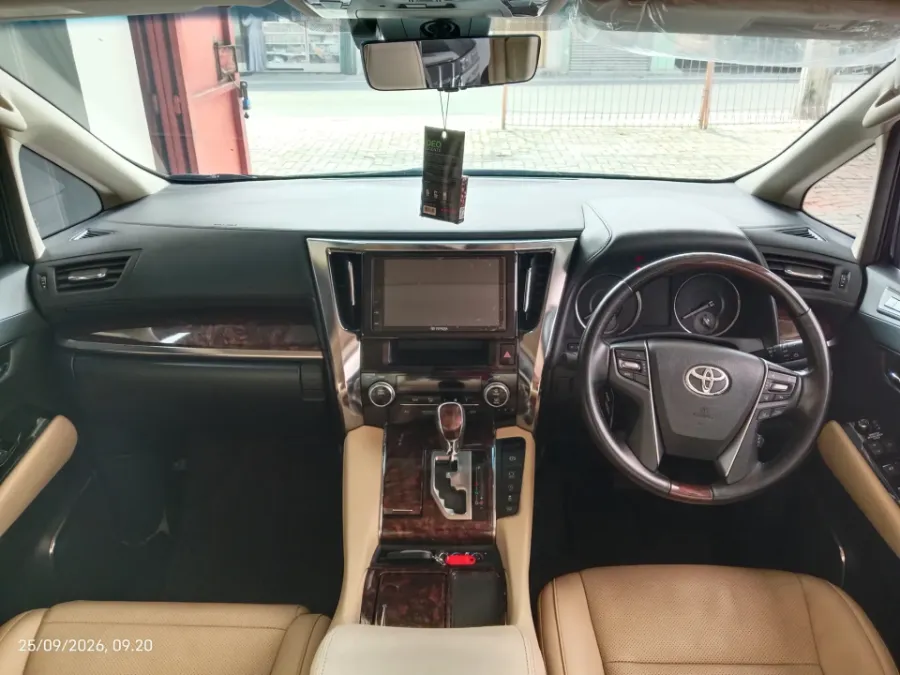 Foto Mobil Bekas Dashboard Toyota Alphard 2.5 G tahun 2020