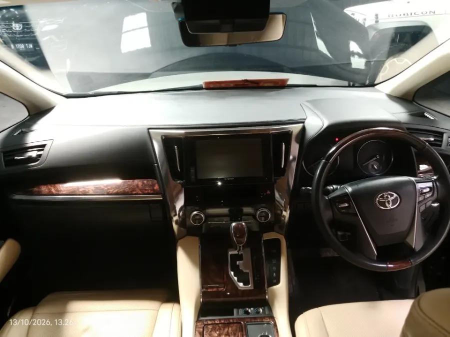 Foto Mobil Bekas Dashboard Toyota Alphard 2.5 G tahun 2020
