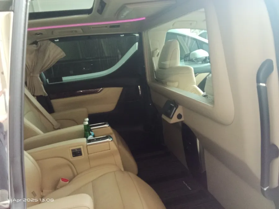 Foto Mobil Bekas Kabin Belakang Toyota Alphard 2.5 G tahun 2020