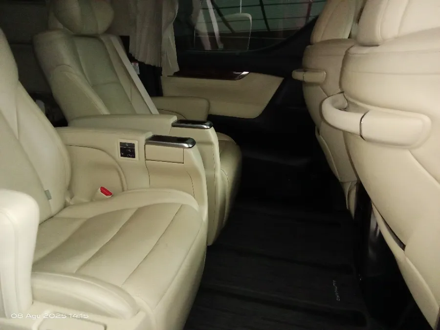 Foto Mobil Bekas Kabin Belakang Toyota Alphard 2.5 G tahun 2020