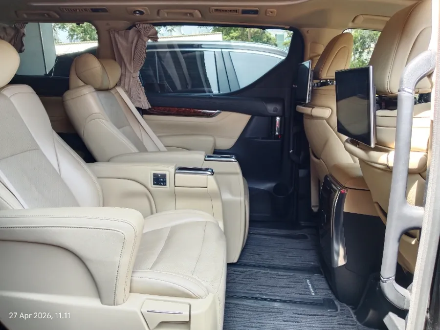 Foto Mobil Bekas Kabin Belakang Toyota Alphard 2.5 G tahun 2020