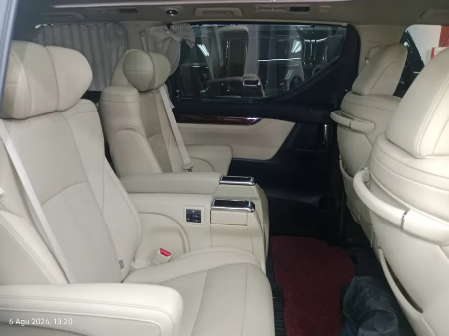 Foto Mobil Bekas Kabin Belakang Toyota Alphard 2.5 G tahun 2020